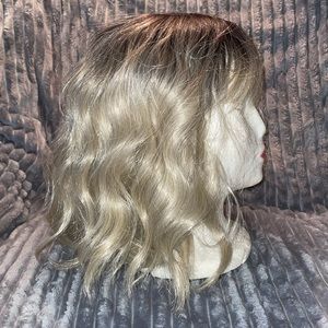 OMBRE WAVY BOB Wig looks natural. Read what it says about this name brand.